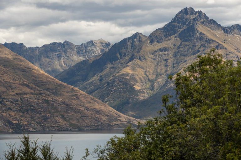 Photo of property in 10 Mckerrow Place, Sunshine Bay, Queenstown, 9300