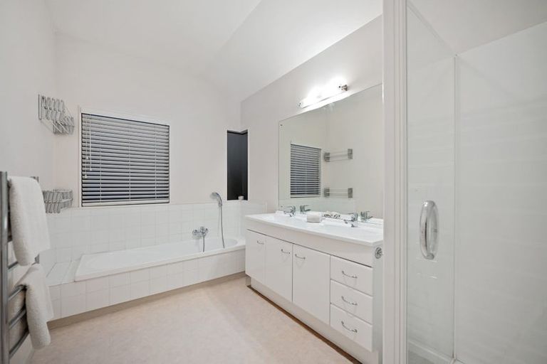 Photo of property in 28 Rosemary Avenue, Forrest Hill, Auckland, 0620