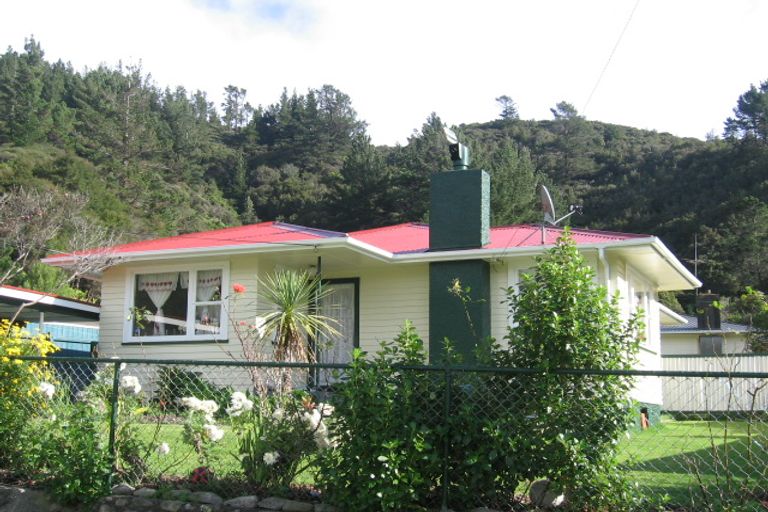 Photo of property in 25 Shackleton Grove, Stokes Valley, Lower Hutt, 5019
