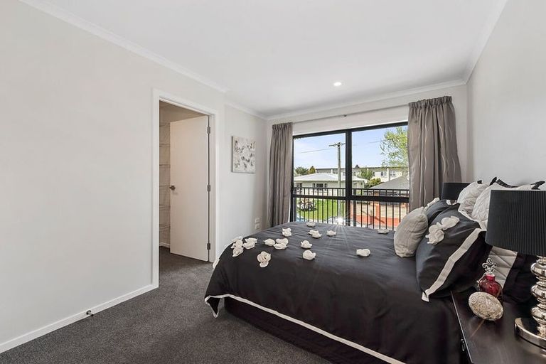 Photo of property in 2/13 Jones Crescent, Melville, Hamilton, 3206