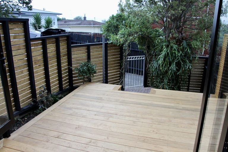 Photo of property in 2/75 Birkdale Road, Birkdale, Auckland, 0626