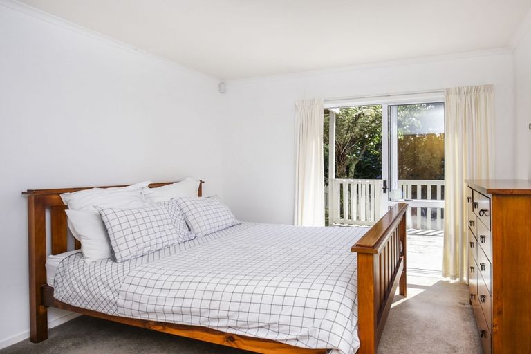 Photo of property in 2/52 West Lynn Road, Titirangi, Auckland, 0604