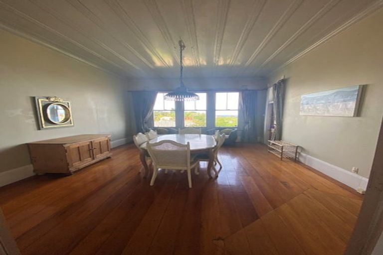 Photo of property in 16 Sealy Road, Bluff Hill, Napier, 4110