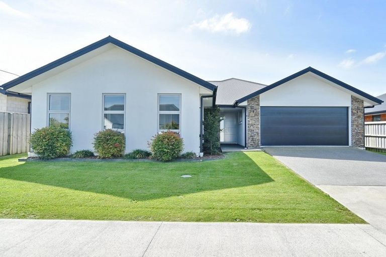 Photo of property in 7 Reeves Road, Rangiora, 7400