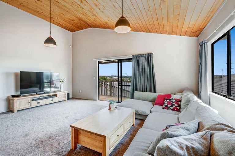 Photo of property in 2/10 Sevilla Place, Unsworth Heights, Auckland, 0632