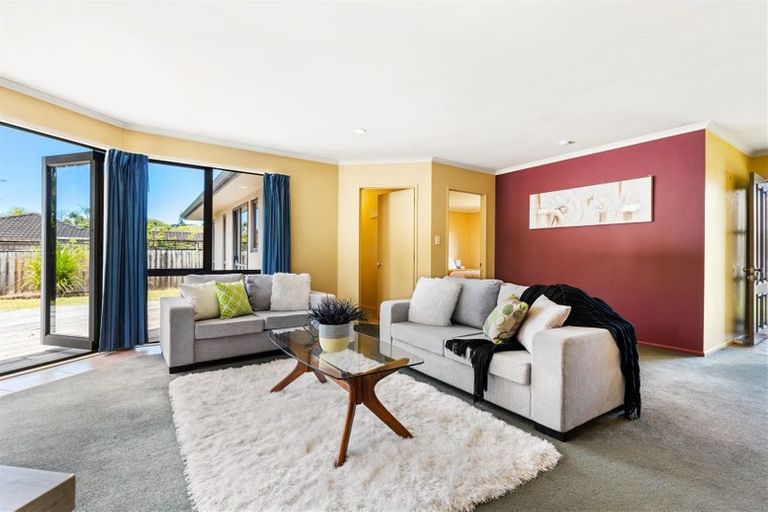 Photo of property in 32 John Jennings Drive, Oteha, Auckland, 0632