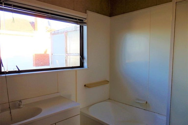 Photo of property in 32 Hillcrest Road, Papatoetoe, Auckland, 2025