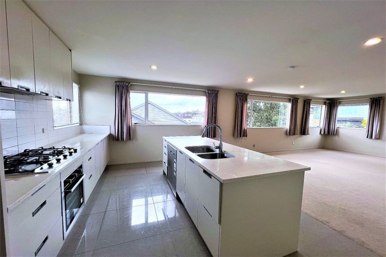 Photo of property in 18 Mulroy Place, Pinehill, Auckland, 0632