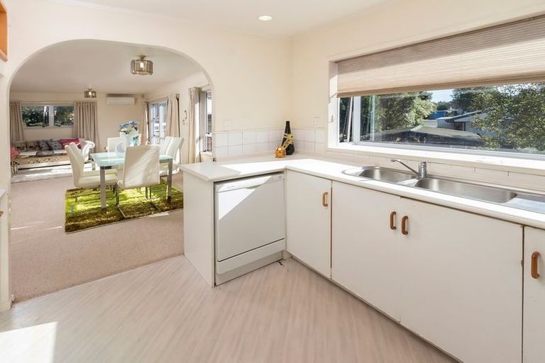 Photo of property in 2/7 Gossamer Drive, Pakuranga Heights, Auckland, 2010