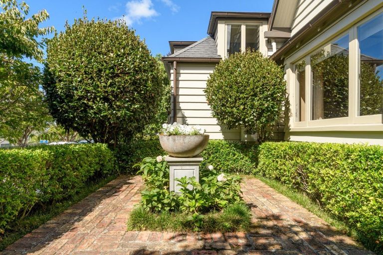 Photo of property in 247 Devonport Road, Tauranga, 3110