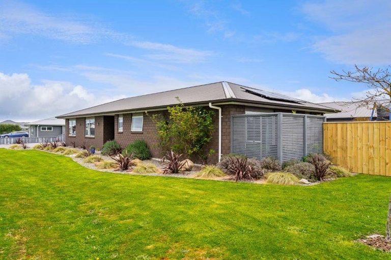 Photo of property in 1 Routhan Way, Carterton, 5713