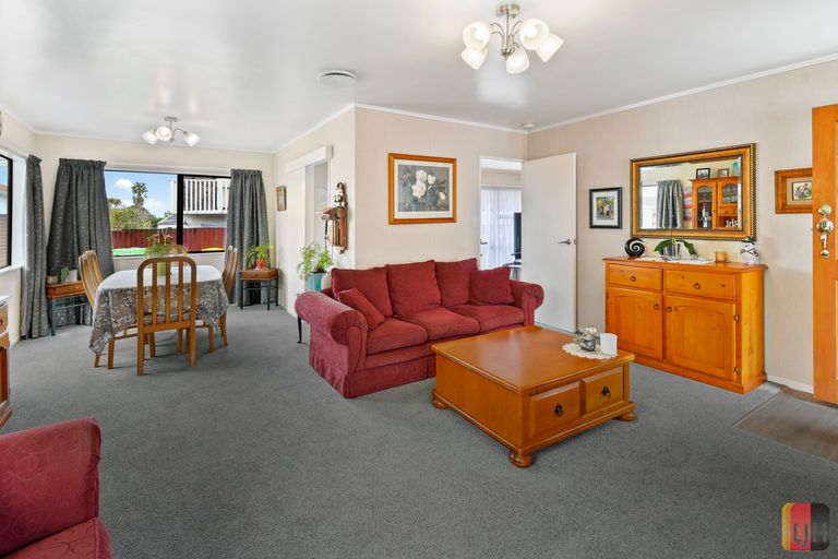 Photo of property in 7 Oakmont Place, Wattle Downs, Auckland, 2103