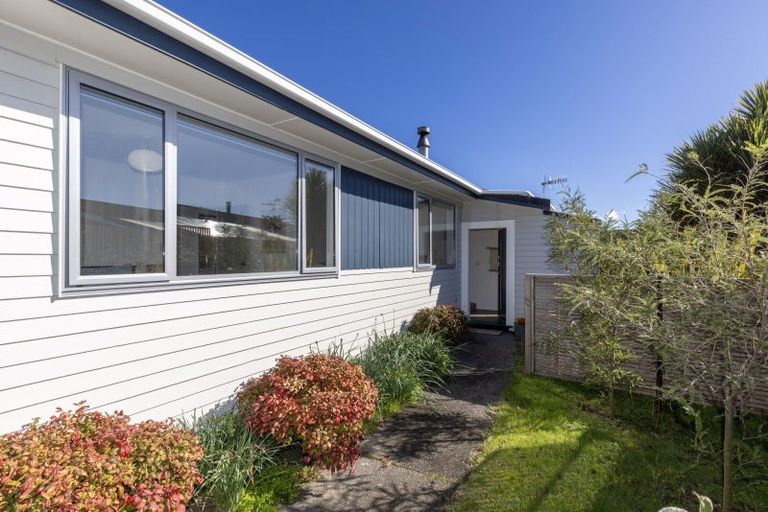 Photo of property in 11 Hadfield Place, Paraparaumu Beach, Paraparaumu, 5032