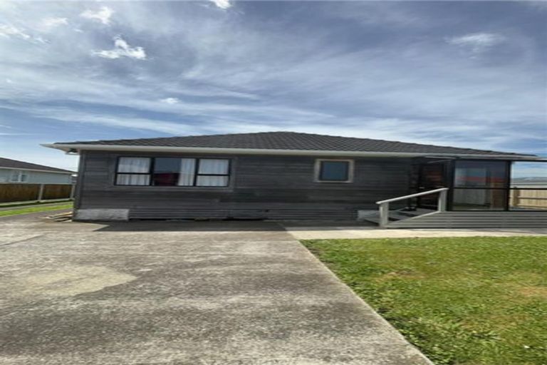 Photo of property in 1 Robbins Crescent, Hawera, 4610