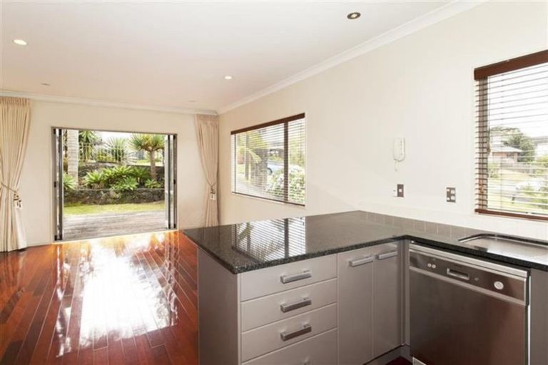 Photo of property in 8 Scarboro Terrace, Murrays Bay, Auckland, 0630