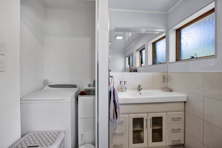 Photo of property in 14 Spencer Place, Merrilands, New Plymouth, 4312