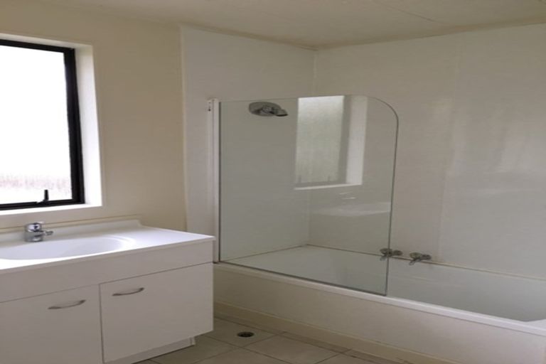 Photo of property in 60 Lavelle Road, Henderson, Auckland, 0612