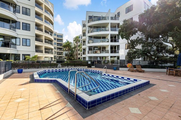 Photo of property in 2d/175 Hurstmere Road, Takapuna, Auckland, 0622