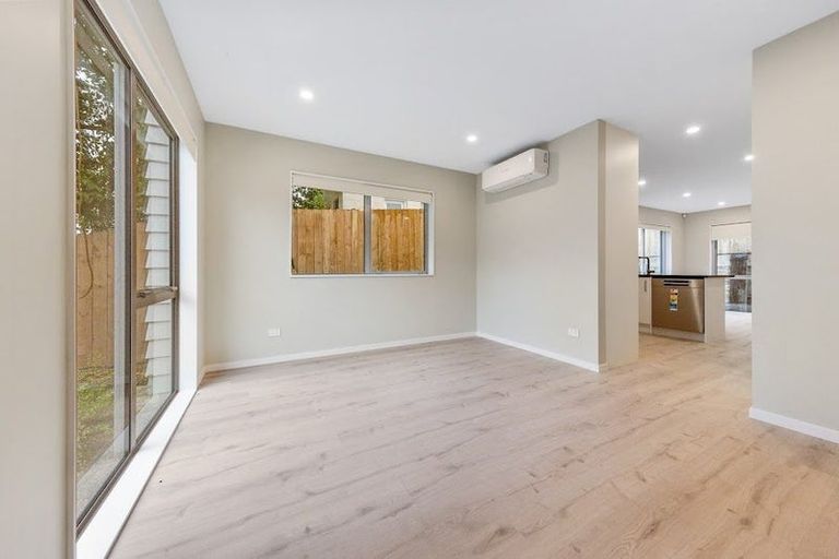 Photo of property in 47d Gossamer Drive, Pakuranga Heights, Auckland, 2010