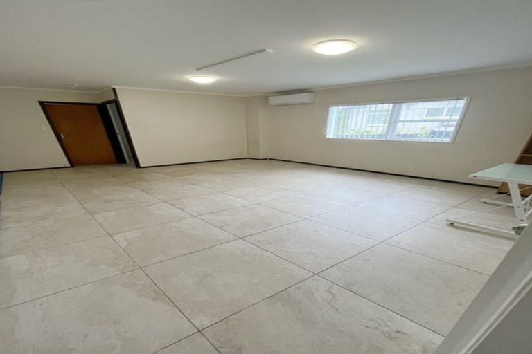 Photo of property in 12 Holdaway Avenue, Northcote, Auckland, 0627