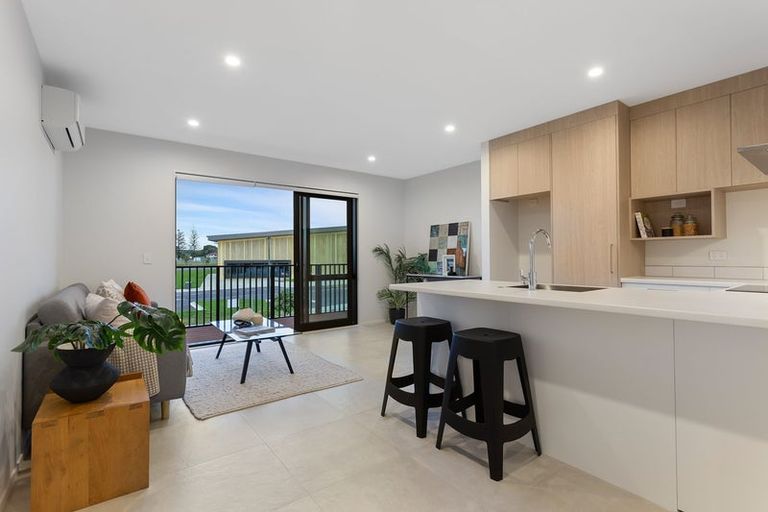 Photo of property in 2 Tara Lane, Manurewa, 2102