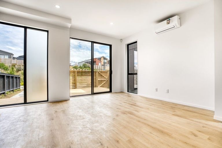 Photo of property in 10 Papai Lane, Massey, Auckland, 0614