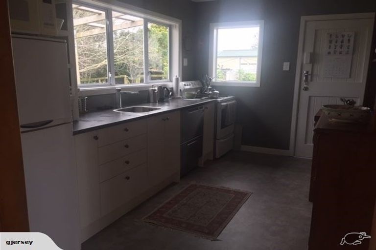 Photo of property in 10 Helga Crescent, Te Atatu Peninsula, Auckland, 0610