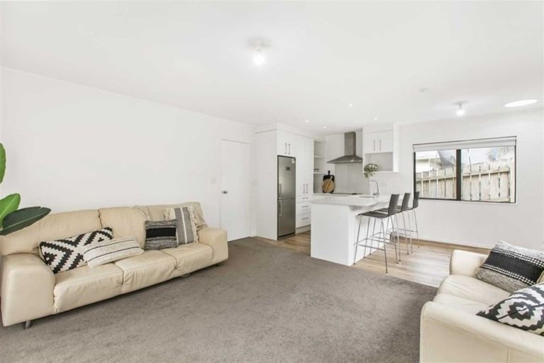 Photo of property in 1/95 Hobsonville Road, West Harbour, Auckland, 0618