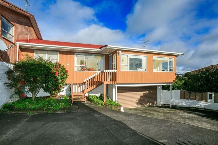 Photo of property in 2/82 Pupuke Road, Hillcrest, Auckland, 0627