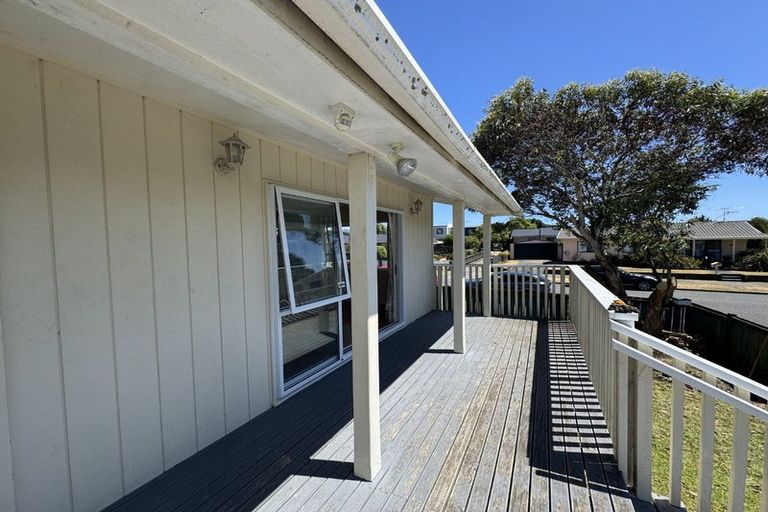 Photo of property in 72 Queens Road, Waikanae Beach, Waikanae, 5036