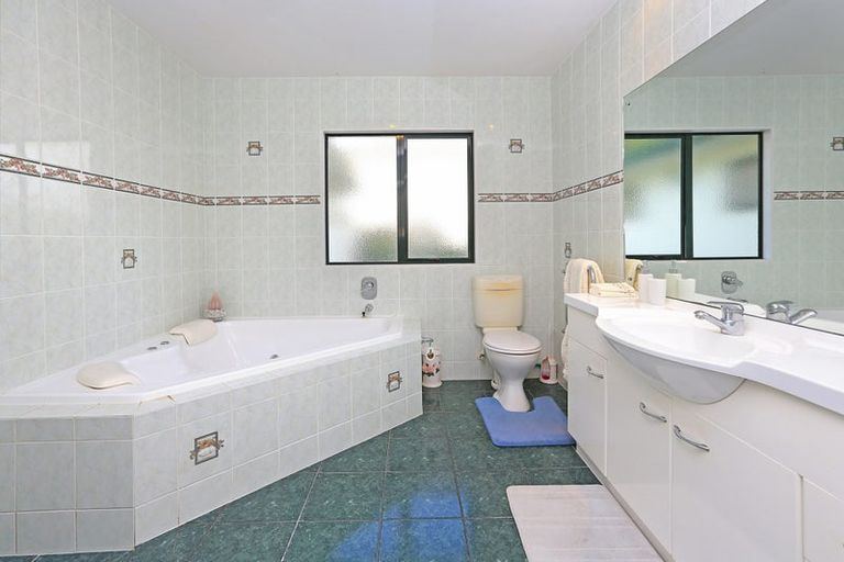 Photo of property in 2 Annalong Road, Dannemora, Auckland, 2016