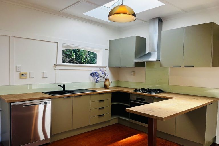 Photo of property in 19 Highbury Crescent, Aro Valley, Wellington, 6012