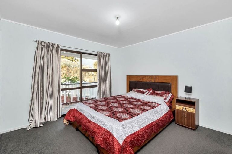Photo of property in 1/130 Bruce Mclaren Road, Henderson, Auckland, 0612