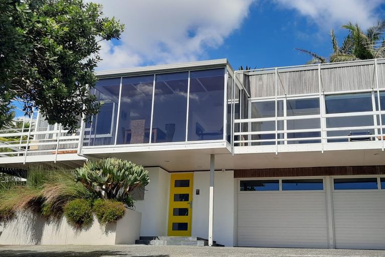 Photo of property in 28 Chelverton Terrace, Red Beach, 0932