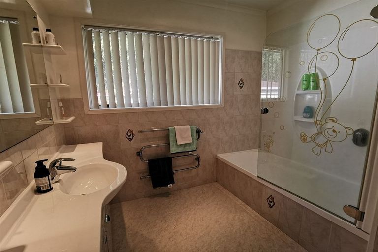 Photo of property in 22 Forest Glen, Orewa, 0931