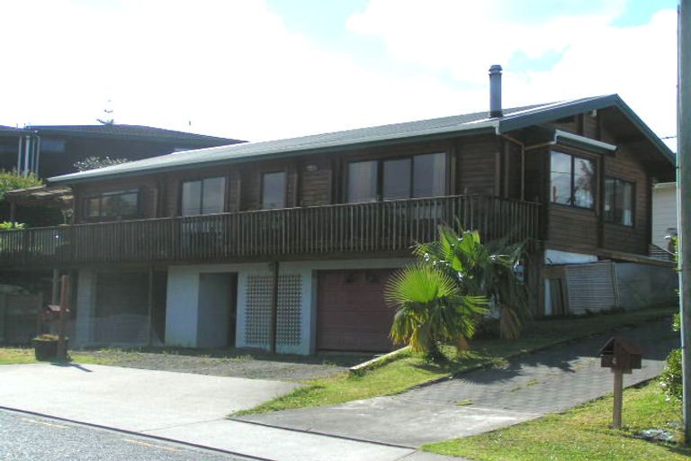 Photo of property in 1/4 Pax Avenue, Forrest Hill, Auckland, 0620