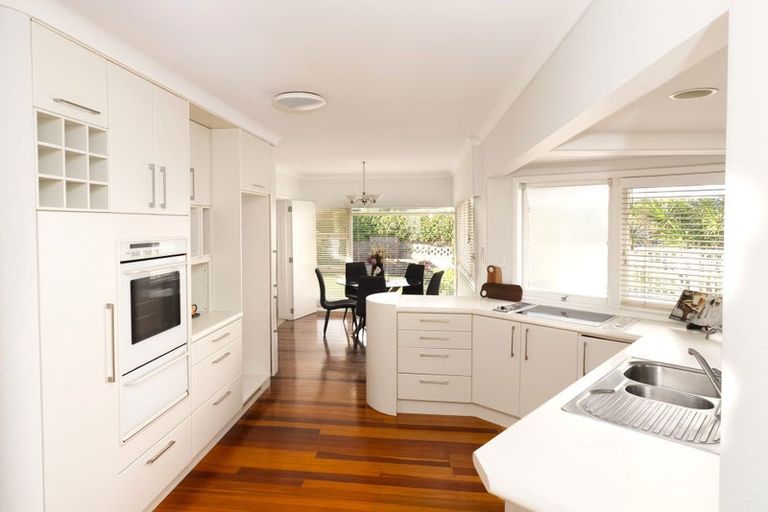 Photo of property in 33 Covil Avenue, Te Atatu South, Auckland, 0610