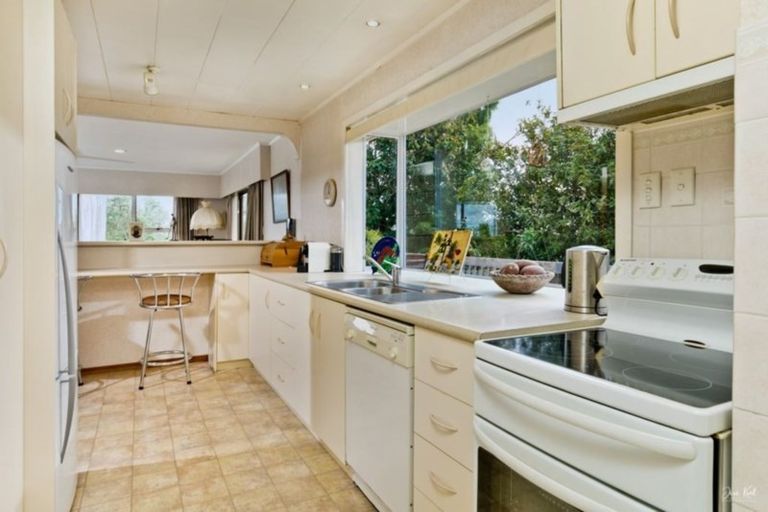 Photo of property in 33 Longreach Drive, Sunnyvale, Auckland, 0612