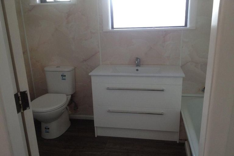 Photo of property in 35 Taipari Road, Te Atatu Peninsula, Auckland, 0610