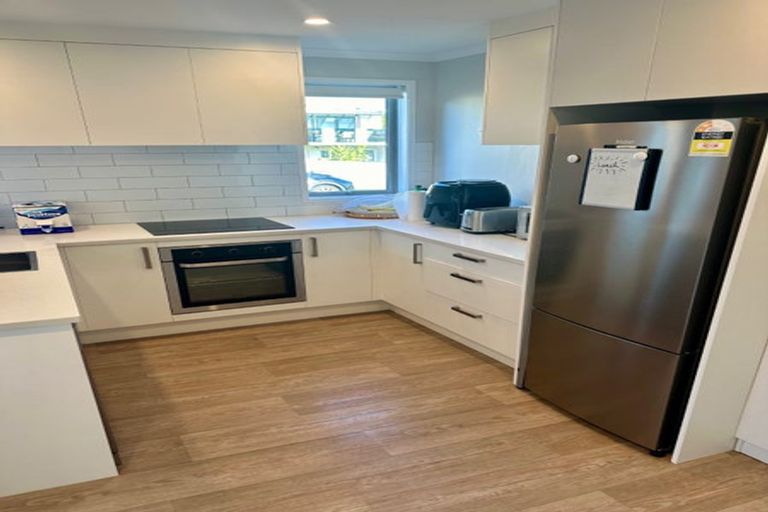 Photo of property in 1a Pavola Grove, Glenfield, Auckland, 0629