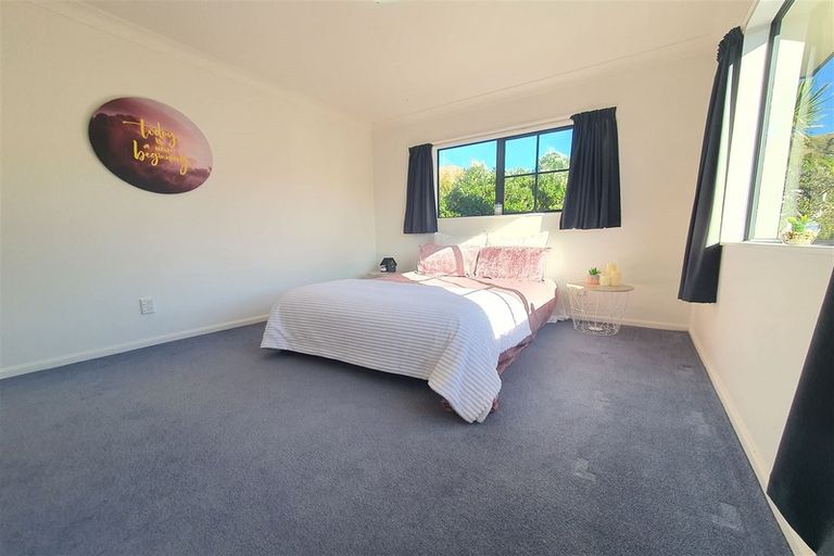 Photo of property in 17 Claverton Grove, Churton Park, Wellington, 6037