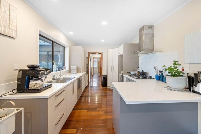 Photo of property in 7 Mark Edward Drive, Half Moon Bay, Auckland, 2012