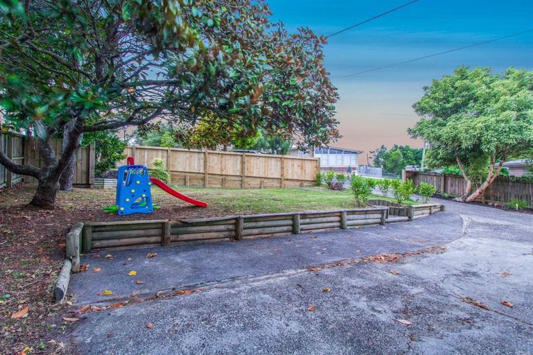 Photo of property in 1/22 Waimumu Road, Massey, Auckland, 0614