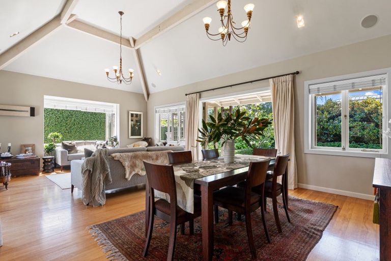 Photo of property in 247 Devonport Road, Tauranga, 3110