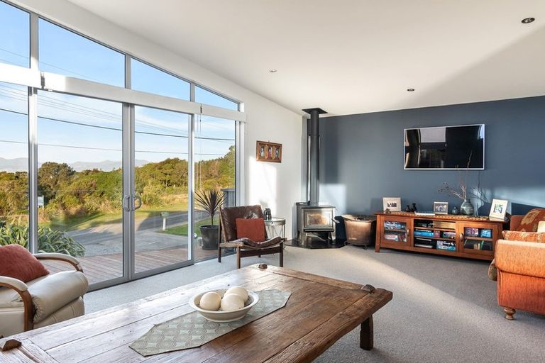 Photo of property in 12 Cliff Road, Tasman, Upper Moutere, 7173