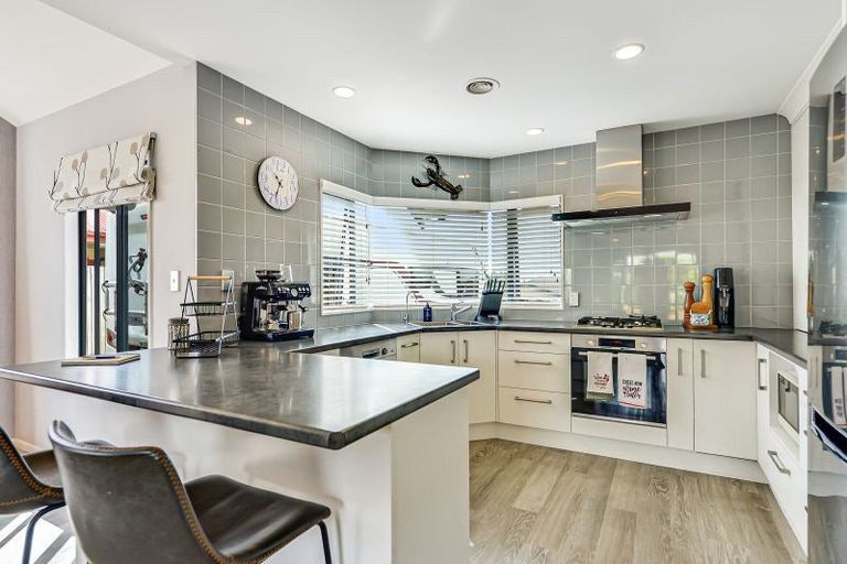 Photo of property in 4 Harrogate Place, Grandview Heights, Hamilton, 3200