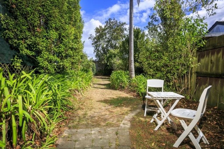 Photo of property in 4 Sevilla Place, Unsworth Heights, Auckland, 0632