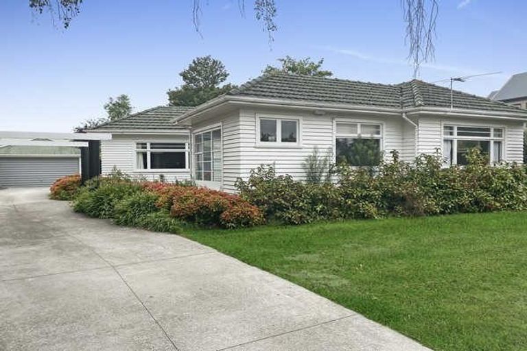 Photo of property in 142 Memorial Avenue, Burnside, Christchurch, 8053
