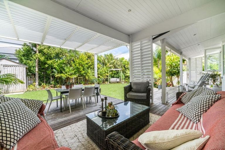 Photo of property in 15 Waterview Road, Stanley Point, Auckland, 0624