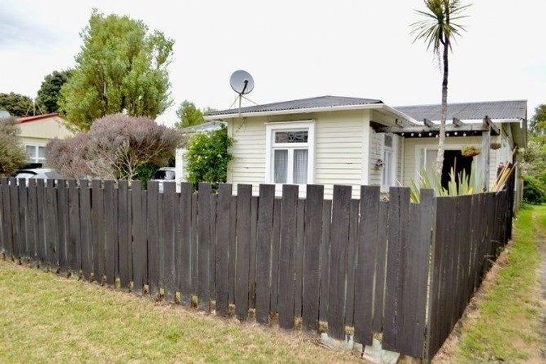 Photo of property in 27 Toi Street, Otaki Beach, Otaki, 5512